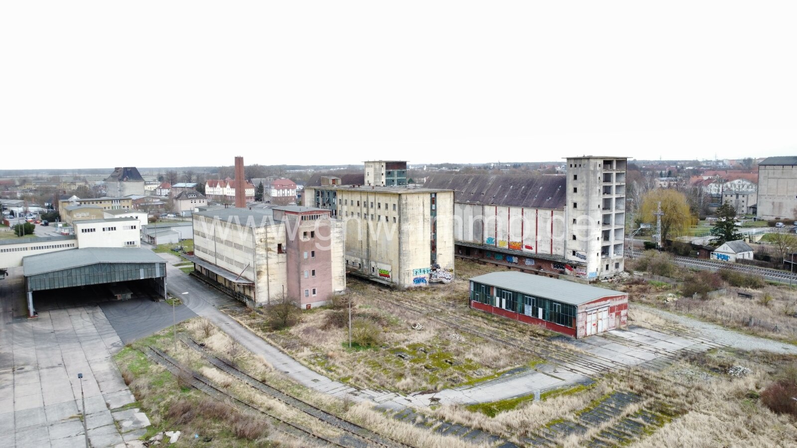 1,7 ha Grundstück mit Bestandsgebäuden und Bahnanbindung
