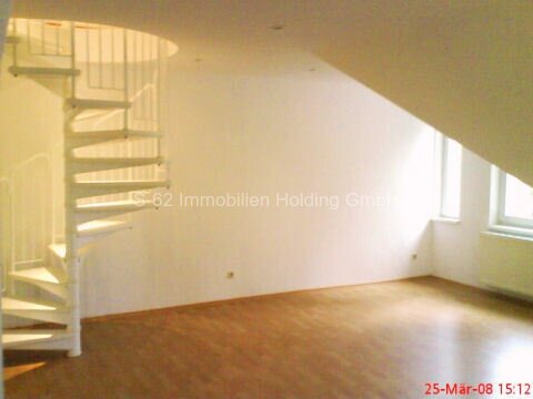 Blick ins Zimmer mit Treppe